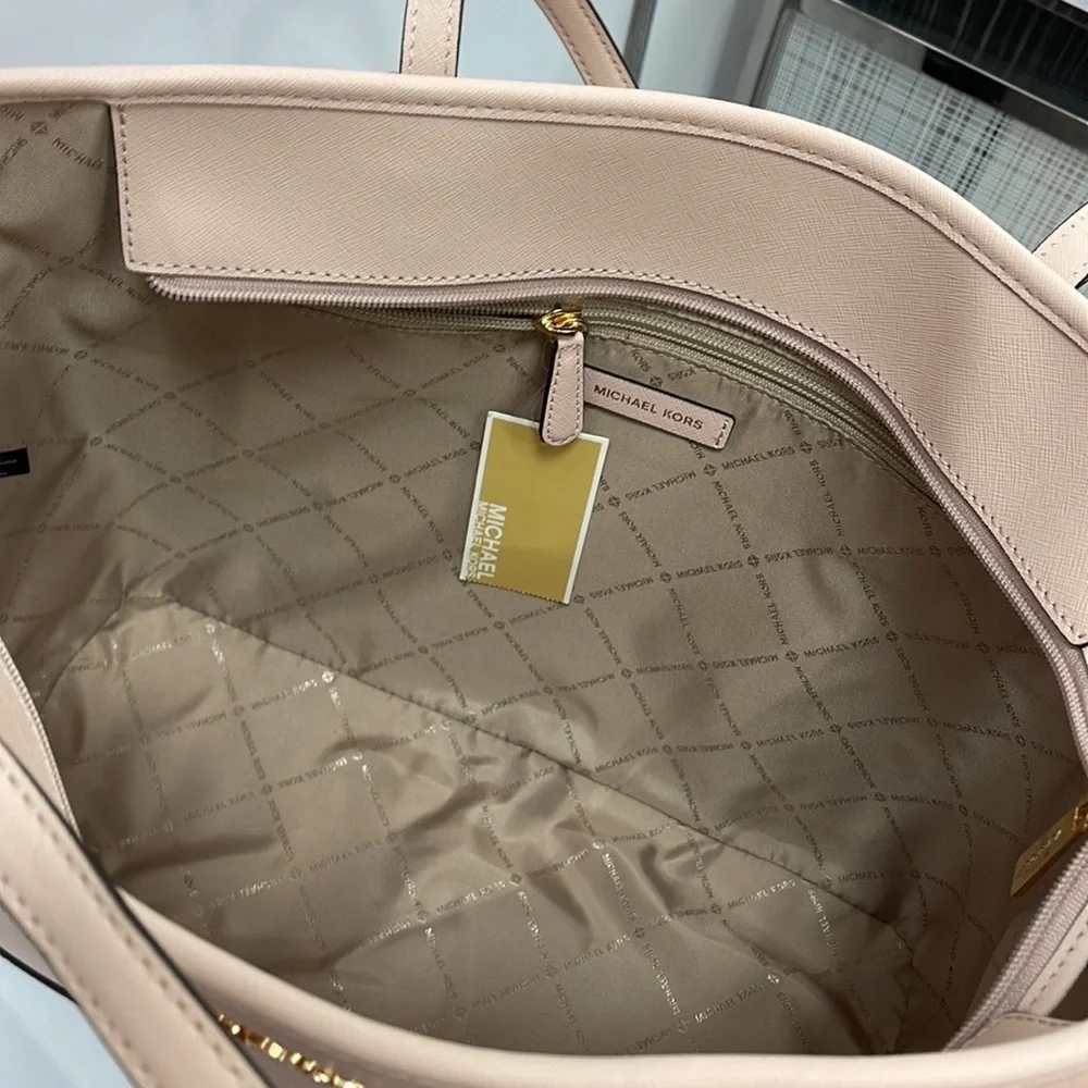 MICHAEL KORS
Jet Set Travel Lg Top Zip Shoulder Tote Saffiano Lthr
Powder Blush - Picture 13 of 16